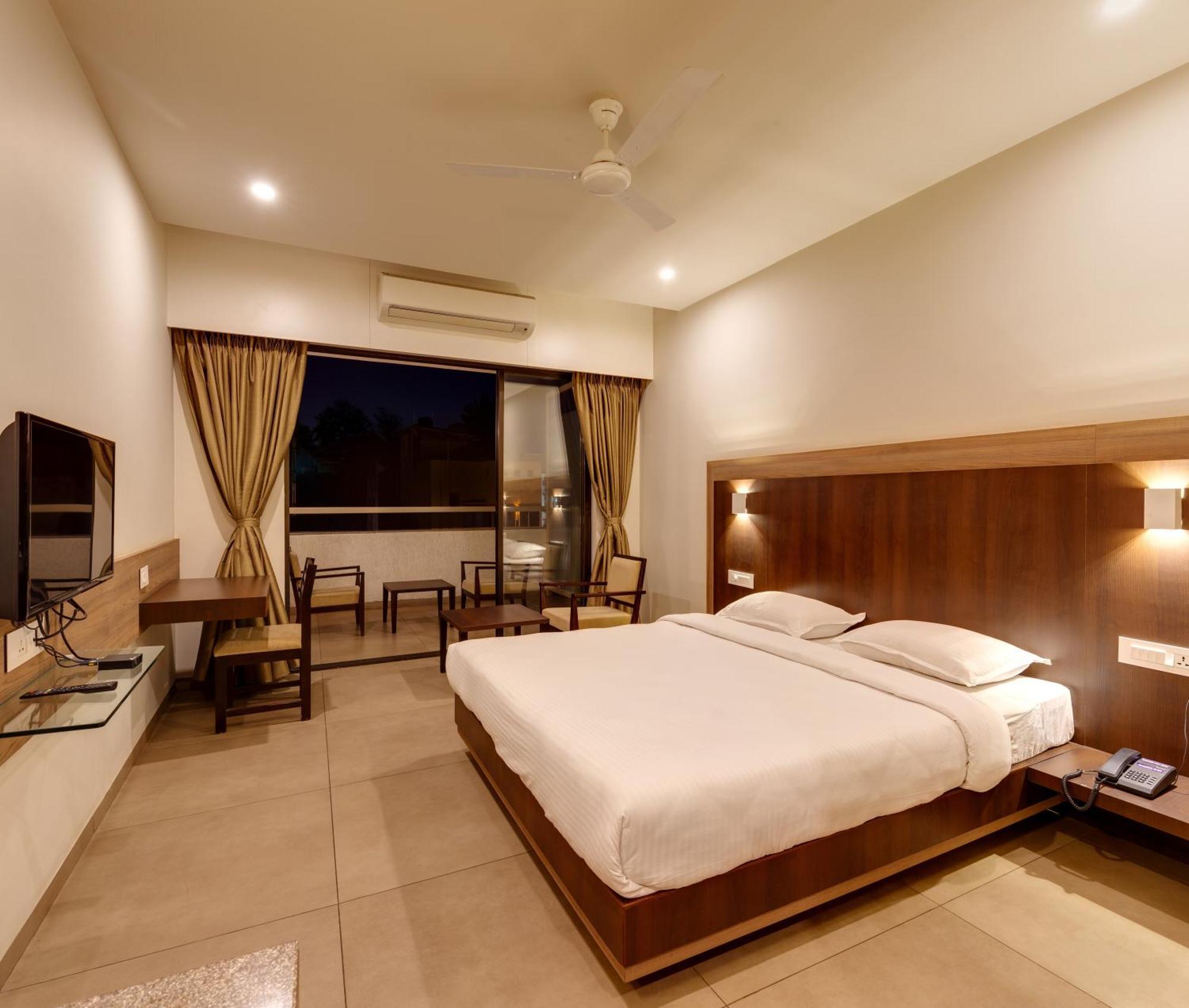Hotel Classic Mid Town, 戈尔哈布尔 外观 照片