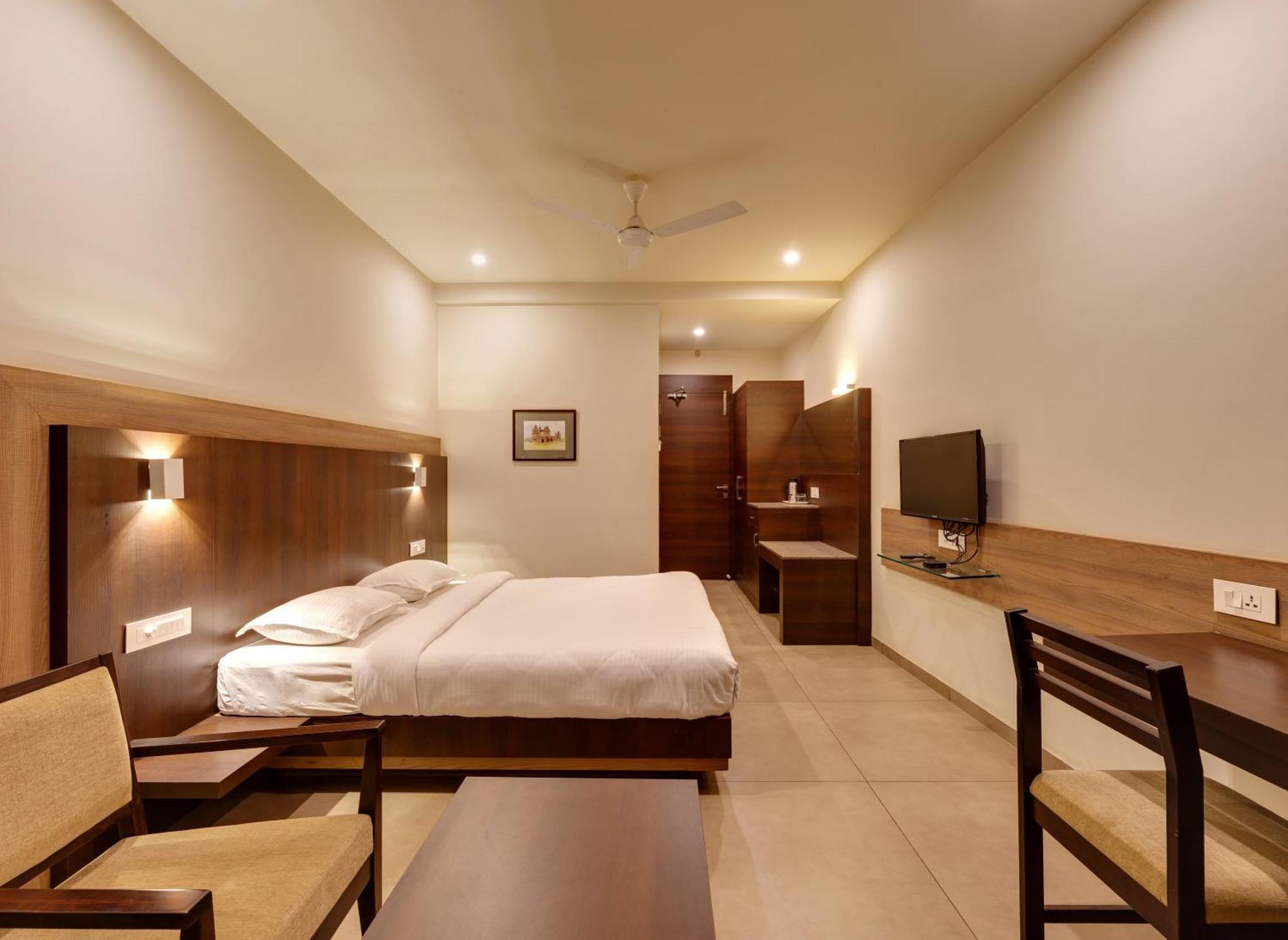 Hotel Classic Mid Town, 戈尔哈布尔 外观 照片