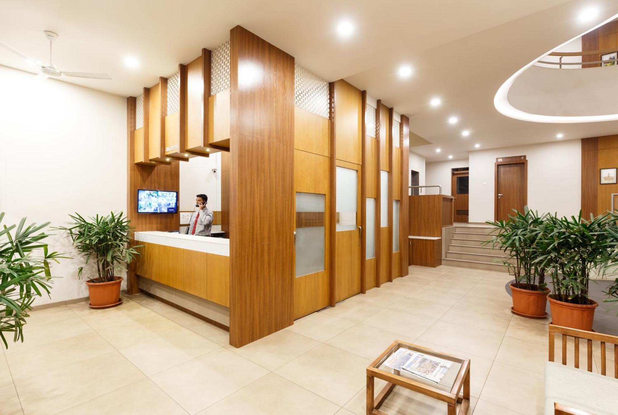 Hotel Classic Mid Town, 戈尔哈布尔 外观 照片
