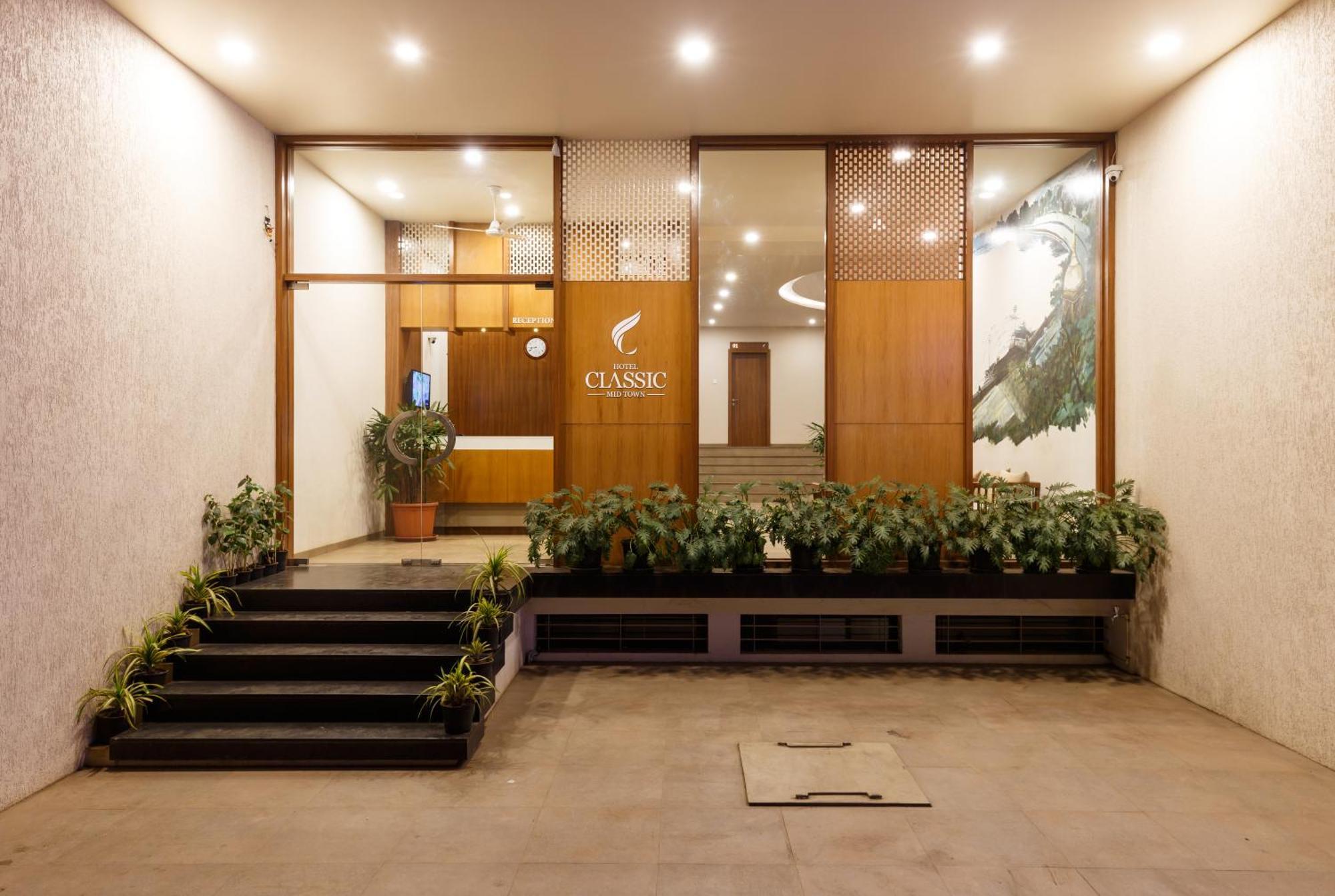 Hotel Classic Mid Town, 戈尔哈布尔 外观 照片