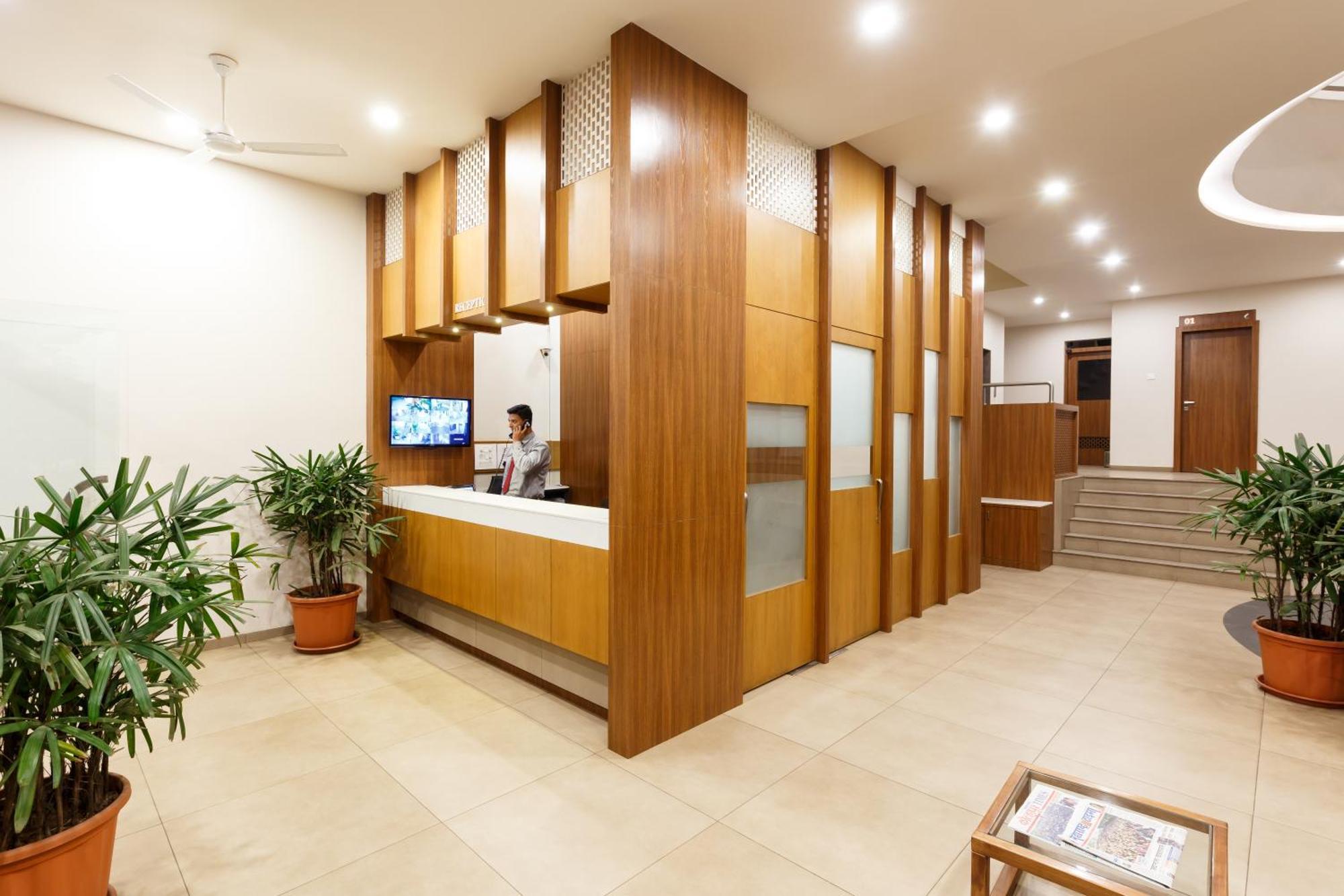 Hotel Classic Mid Town, 戈尔哈布尔 外观 照片