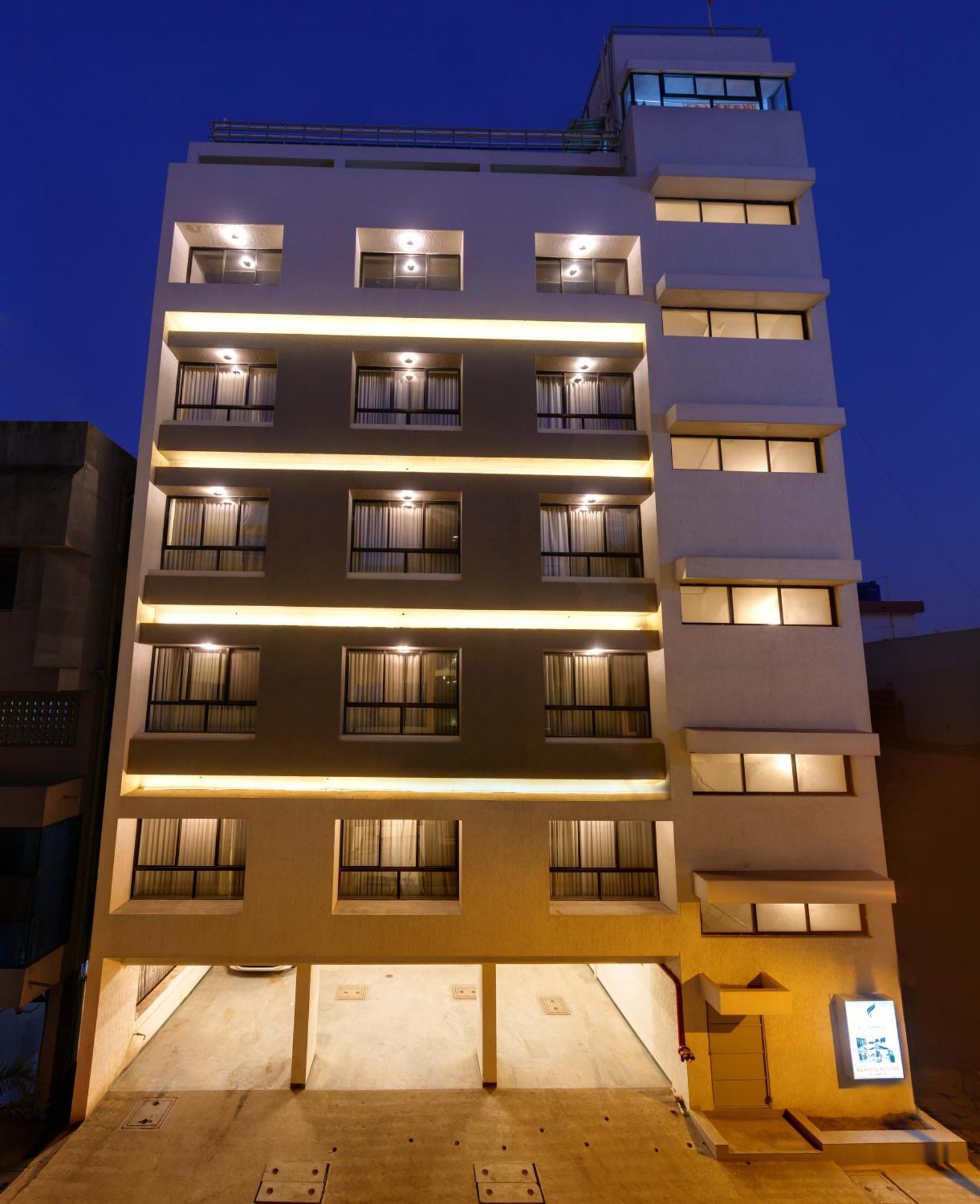 Hotel Classic Mid Town, 戈尔哈布尔 外观 照片