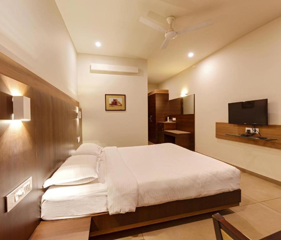Hotel Classic Mid Town, 戈尔哈布尔 外观 照片