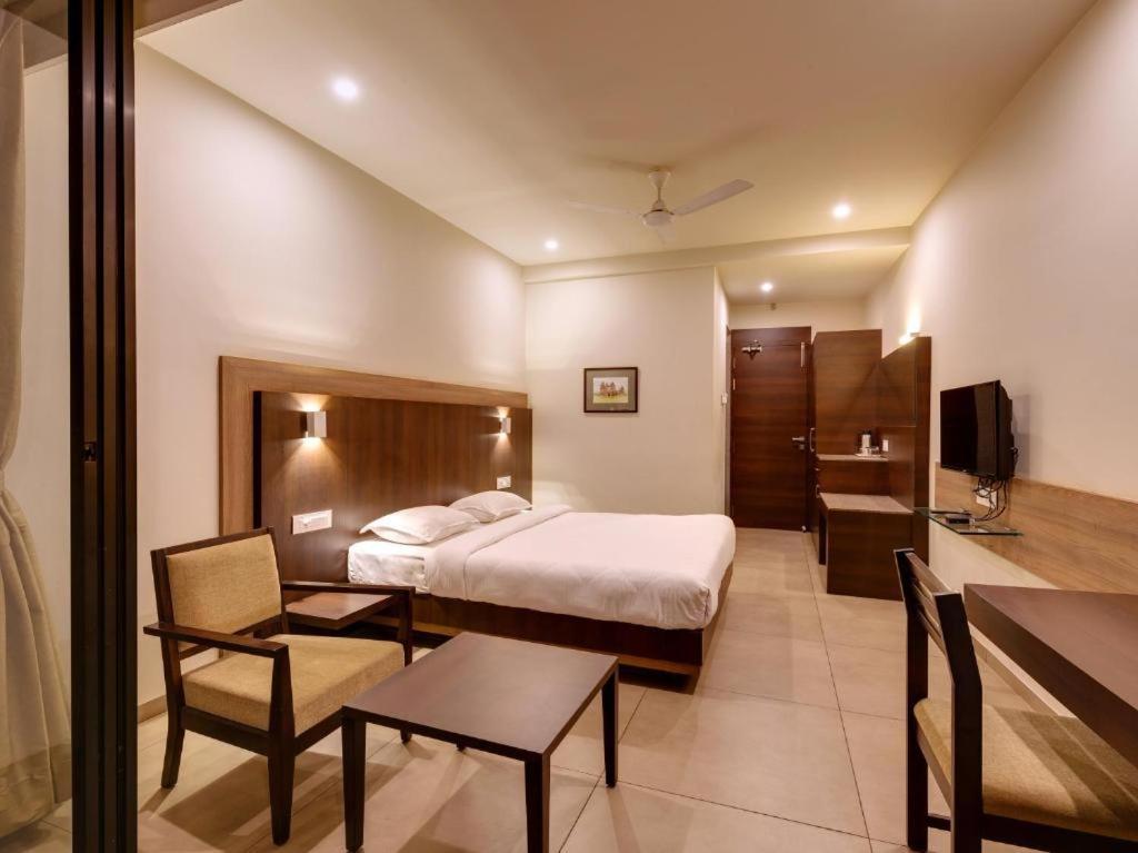 Hotel Classic Mid Town, 戈尔哈布尔 外观 照片
