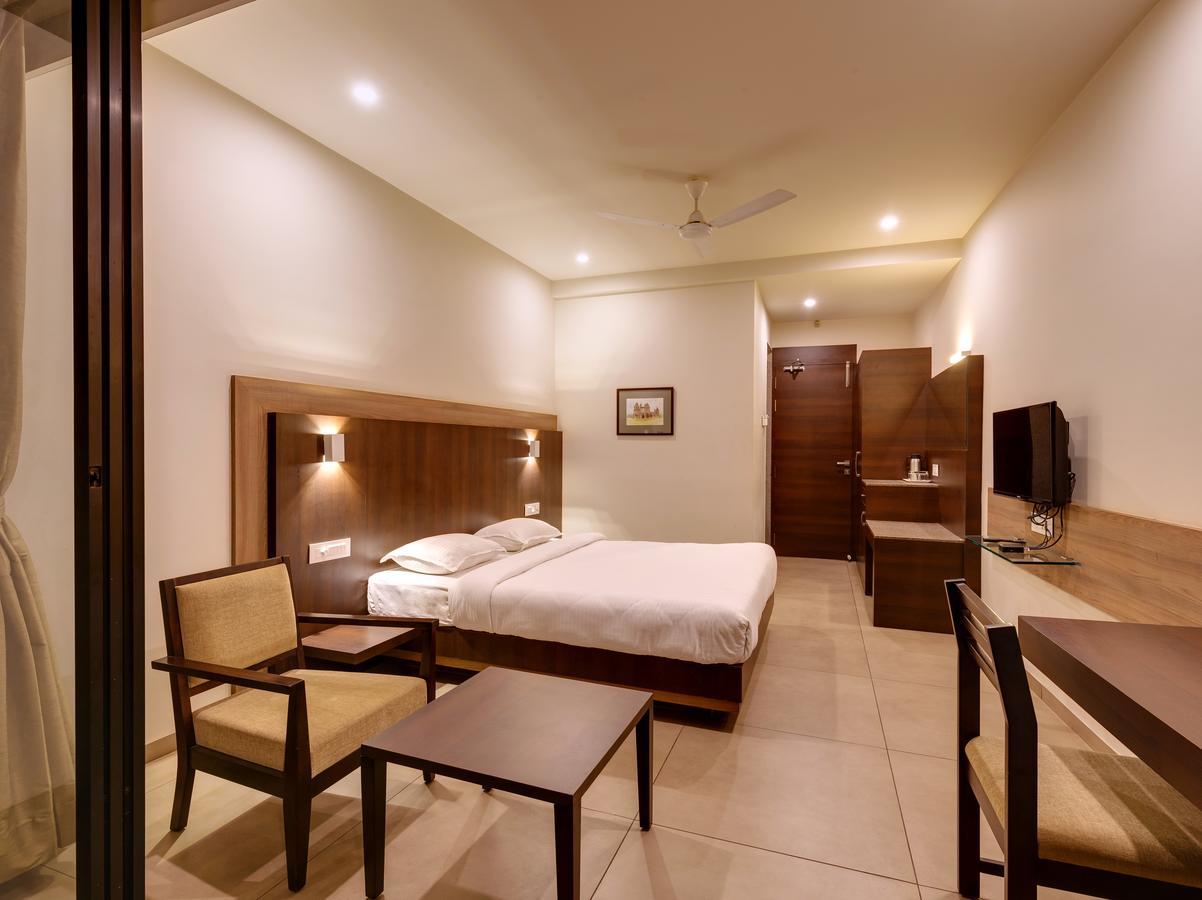 Hotel Classic Mid Town, 戈尔哈布尔 外观 照片