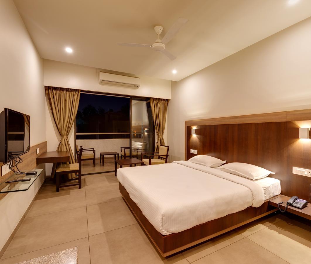 Hotel Classic Mid Town, 戈尔哈布尔 外观 照片
