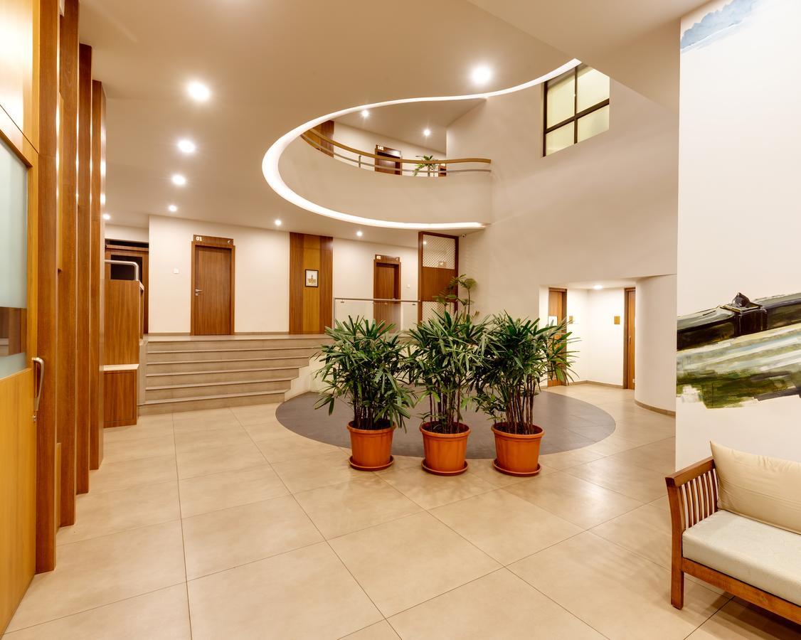 Hotel Classic Mid Town, 戈尔哈布尔 外观 照片